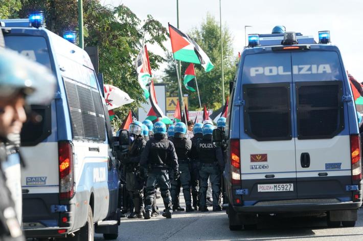 Manifestanti Pro Pal cercano di irrompere nell'aeroporto, la polizia usa gli idranti