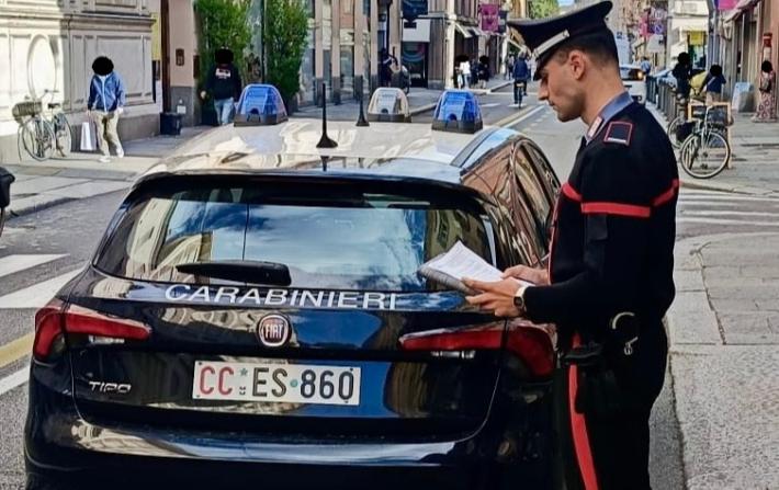 Ruba due profumi in un negozio del centro ma viene subito fermato dai carabinieri. nello zaino i militari trovano attrezzi da scasso e un notebook rubato da un ristorante dell&rsquo;oltretorrente due notti 