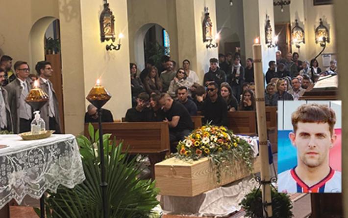 L'ultimo abbraccio a Daniele, morto sul Penna