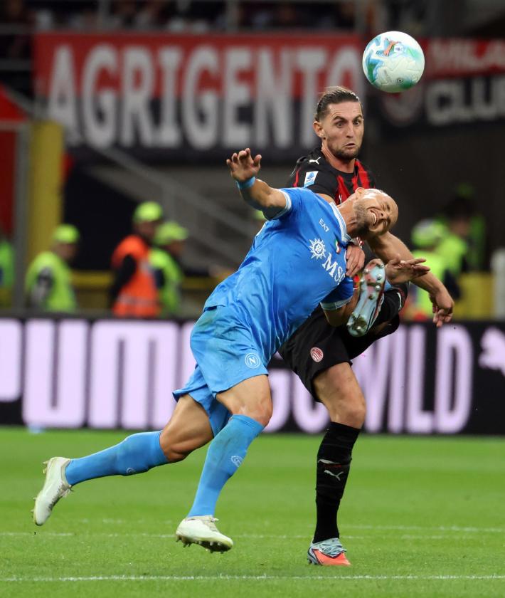 2-1 al Napoli, il Milan va in testa con partenopei e Roma