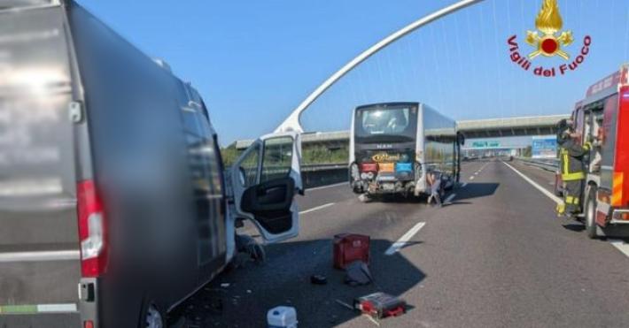 Scontro fra 4 auto sull'autostrada A8, 7 feriti, uno e' grave