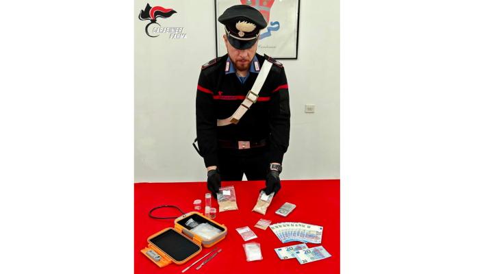 Fermati in auto dai carabinieri vengono trovati in possesso di alcuni vasetti contenenti la droga del &ldquo;sesso&rdquo;. Dalla successiva perquisizione di una casa in citta&rsquo;, dall&rsquo;interno di una cassaforte spun