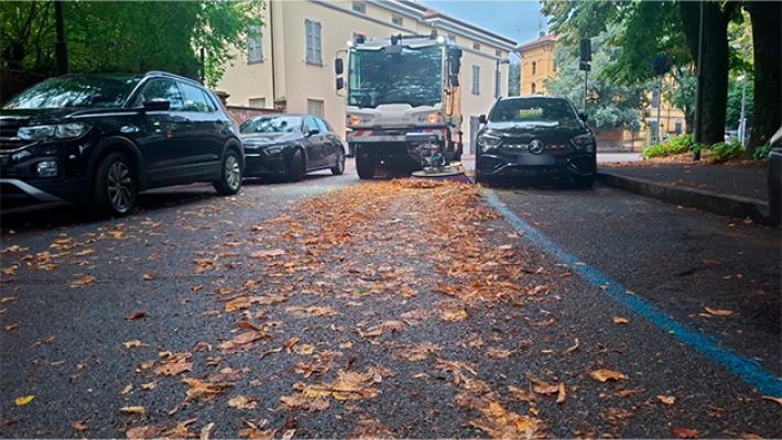 Raccolta foglie a Parma: 15 squadre di spazzamento di cui due operative di notte. 60 operatori mobilitati