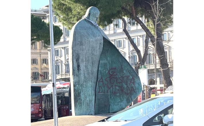 Meloni, imbrattata statua papa Wojtyla, atto indegno