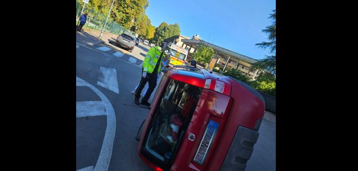 Auto si cappotta in centro a Salso, donna estratta dai vigili del fuoco - Le foto