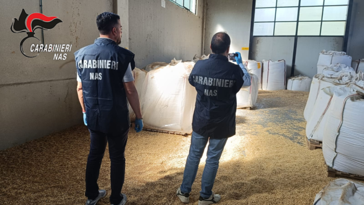 Sequestrati 24mila chili di cereali e pasta in Val D&rsquo;Enza - Attivit&agrave; sospesa per gravi carenze igieniche