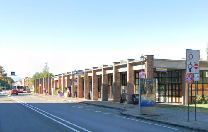 In pieno giorno si abbassa i pantaloni e mostra i genitali  ad una 20enne alla fermata di via Toschi: denunciato 64enne