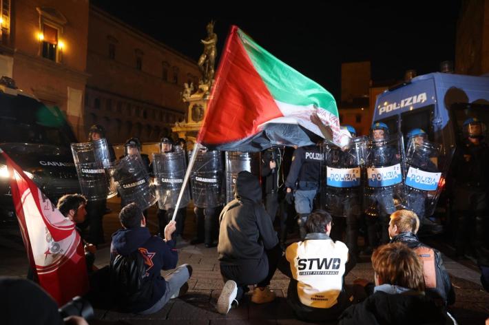Manifestanti pro-Pal in corteo nonostante i divieti: scontri e idranti in piazza a Bologna