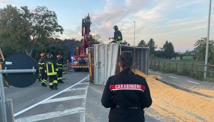 Trattore si ribalta vicino a Fontevivo: vigili del fuoco al lavoro, mangimi e mais occupano la carreggiata 