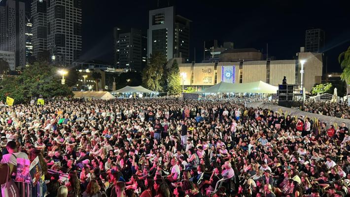 Almeno 30mila persone in piazza a Tel Aviv a due anni dal massacro del 7 ottobre