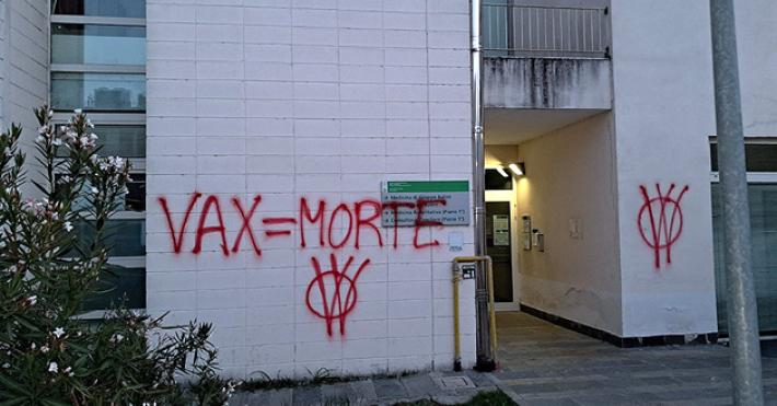 Scritta no vax sui muri
