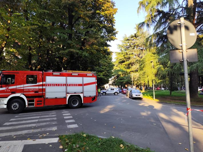 La ruspa rompe un tubo: fuga di gas in viale Indipendenza a Salso, vigili del fuoco al lavoro