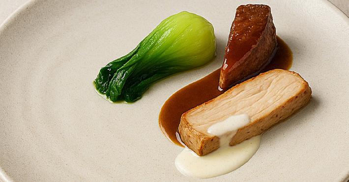 Faraona alle noci e coscia con pak-choi 