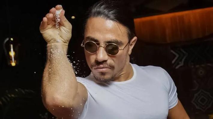 La caduta di Salt Bae, il suo impero si sta sgretolando: buco da 5 milioni di sterline e chiusure di locali