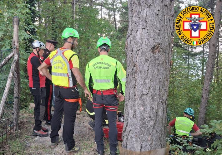 Trattore si ribalta a Cozzano: morto un 59enne
