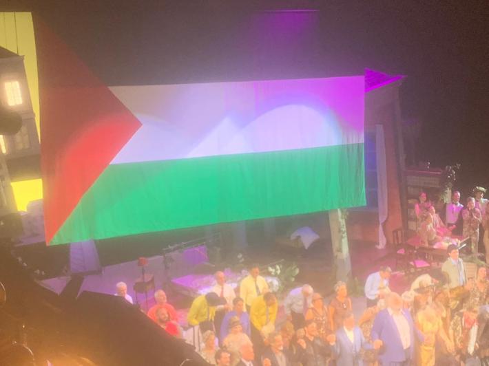 Alla fine del Falstaff sul palco del Regio dispiegata la bandiera palestinese