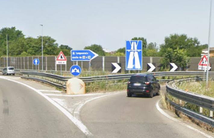 Auto contromano in tangenziale nord si scontra con un furgone: un ferito. Lunghe code