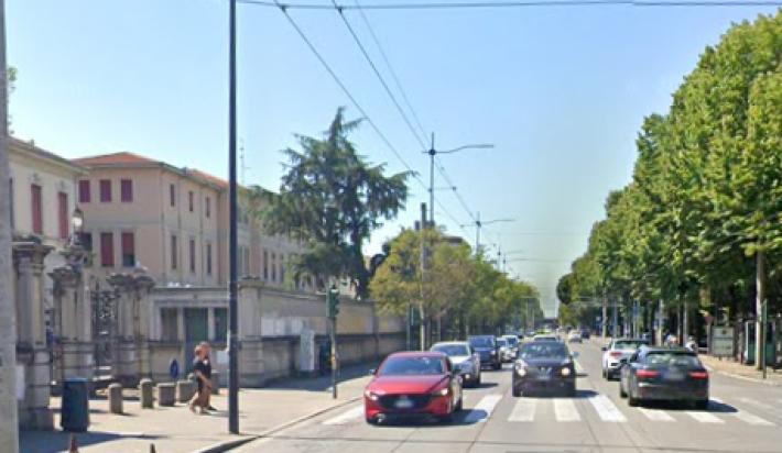 Investita sulle strisce davanti al Maggiore: ferita una 52enne