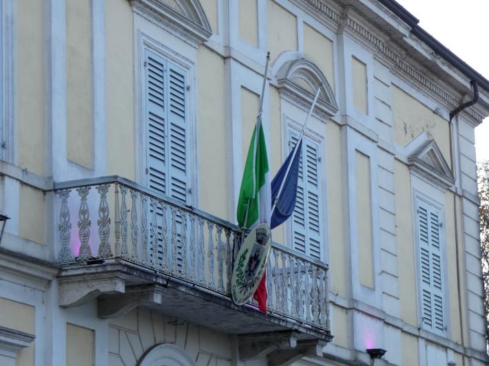 Bandiere a mezzasta a Zibello dove un consigliere comunale ha l'azienda a Verona vicino al luogo della strage di ieri