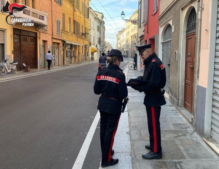 Parma: sfonda la saracinesca ed entra in una tabaccheria del centro arraffando il fondocassa e diversi pacchetti di sigarette. Denunciato 32enne starniero