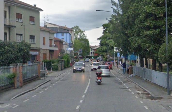 Scontro scooter-bici in strada Langhirano, un ferito al pronto soccorso