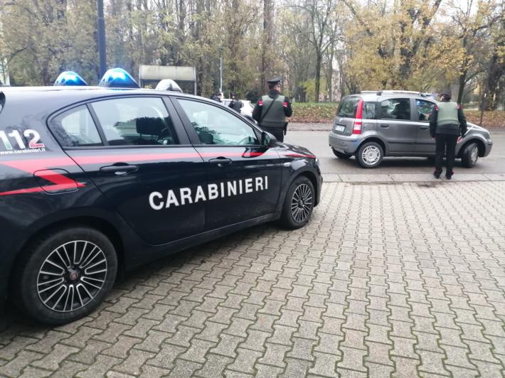 Montecchio: prima la fuga in auto, poi la testata ai carabinieri. Denunciati 
