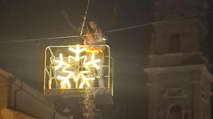 Via Repubblica,  c'&egrave; gi&agrave; aria di Natale: "prova tecnica" per le nuove luminarie 