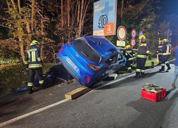 Si schianta contro cartello della campagna anti-incidenti