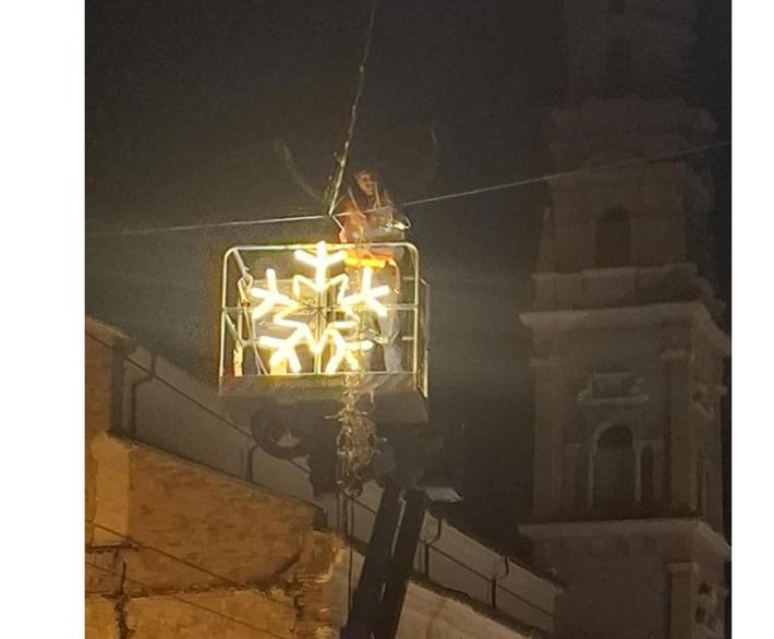 Via Repubblica,  c'&egrave; gi&agrave; aria di Natale: "prova tecnica" per le nuove luminarie 