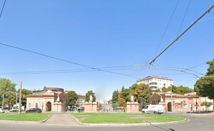 Scontro auto-bici in piazzale Barbieri, un ferito al pronto soccorso