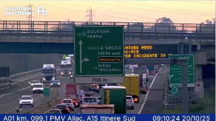 Disagi per incidente in A1 al bivio con l'A15 