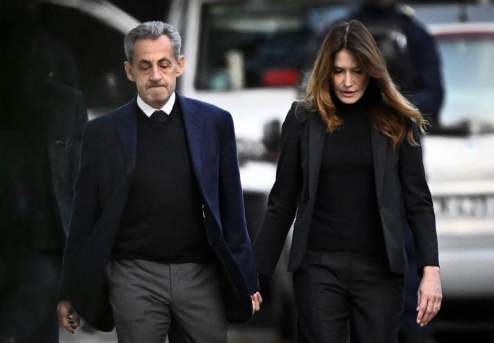 Sarkozy va in carcere: l'uscita da casa mano nella mano con Carl&agrave; e il post: &laquo;Oggi viene rinchiuso un innocente&raquo;. E' il primo ex presidente della Repubblica nell&rsquo;Ue ad essere rinchiuso in cella