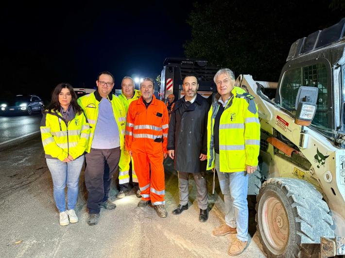 Asfalti di notte a Fidenza sulla provinciale 12 per non creare disagi al traffico 