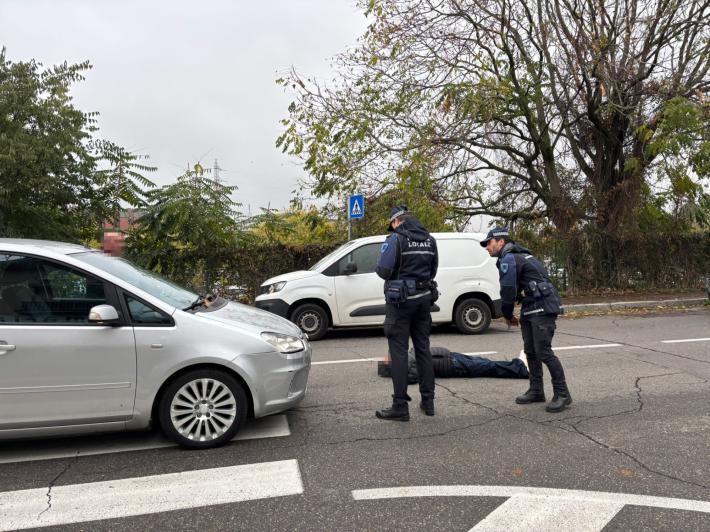 Paura in via Volturno: pedone investito sulle strisce