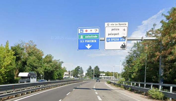 Scontro tra due auto in tangenziale sud: tre feriti al pronto soccorso