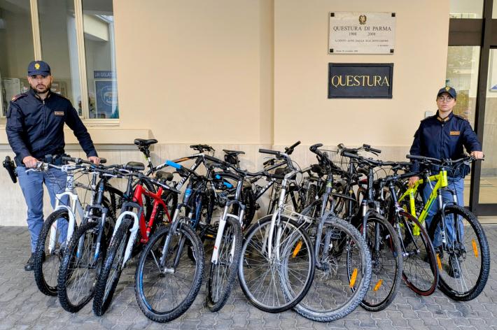 Denunciato un cittadino gambiano per ricettazione &ndash; Rinvenute 14 biciclette di provenienza furtiva 
