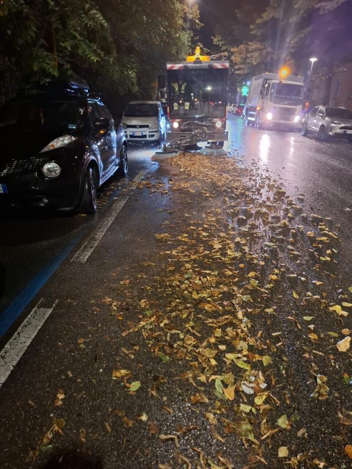 Raccolta foglie in citt&agrave;: 15 squadre al lavoro, di cui due notturne 