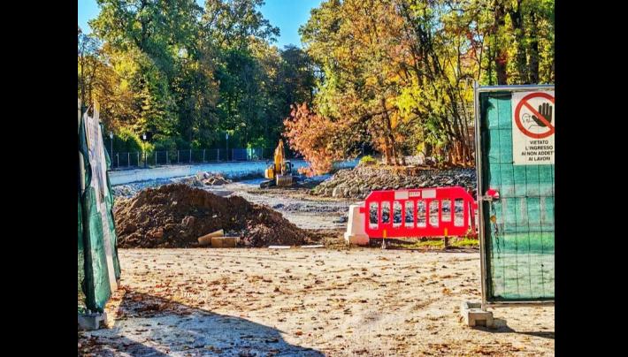 Ruspa al lavoro nel laghetto del parco Ducale