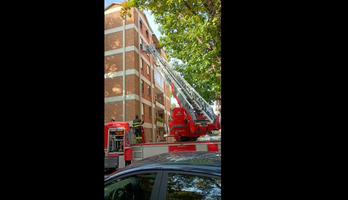 Malore in casa in piazzale Maestri: arrivano i vigili del fuoco, carabinieri e polizia