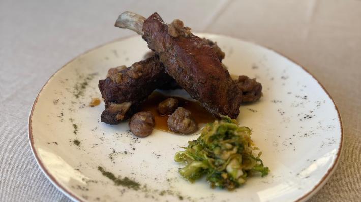 Costine di Cinta Senese con castagne, miele e verza 
