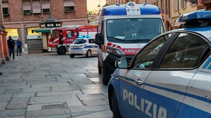 Vigili del fuoco, polizia locale, ambulanza e polizia in via D'Azeglio per emergenza sanitaria&nbsp;