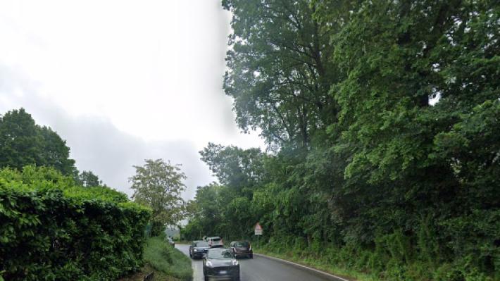 Auto fuori strada nella notte a La Fratta: un ferito