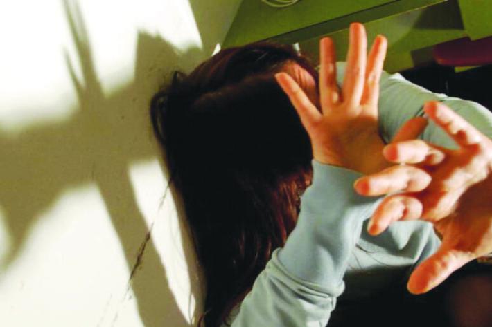 Aggrediscono vicina di casa con spray urticante, tre denunciati