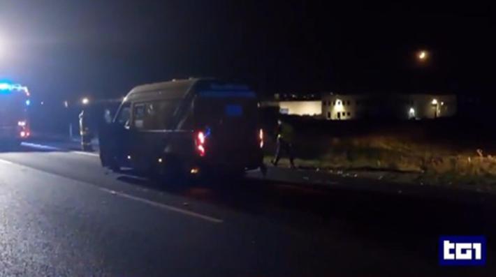 Rapina a due portavalori in A14: banda in azione con esplosivo, armi semiautomatiche e chiodi 