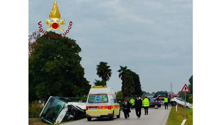 Scontro tra bus studenti e auto, un morto nel Trevigiano