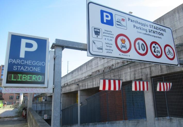 &laquo;Parcheggio sotterraneo della stazione, c&rsquo;&egrave; da fidarsi della luce verde?&raquo; 