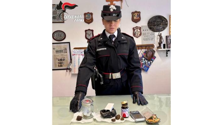 Fornovo di taro: durante il controllo dei carabinieri si sente odore di hashish e uno dei due tenta la fuga lanciandosi tra i rovi. Nei guai due 20enni italiani  