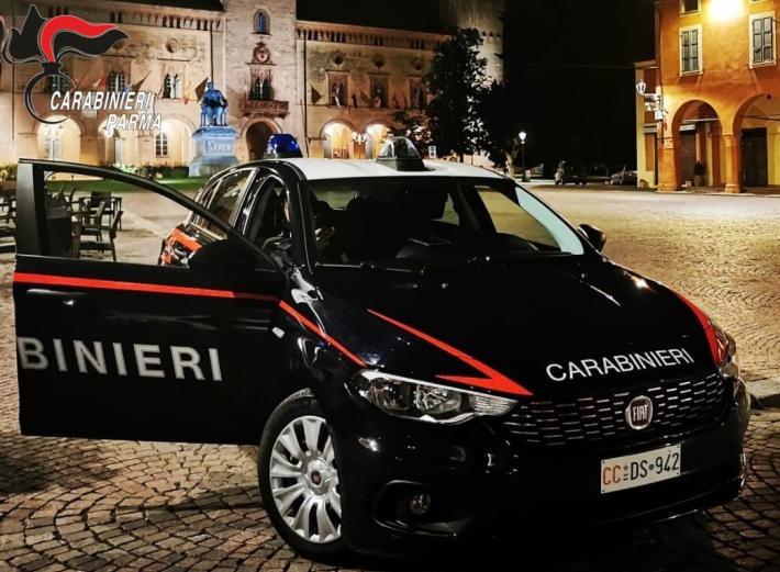 Litiga con i parenti per strada a Fidenza, poi aggredisce i carabinieri (anche in caserma) che sono intervenuti: 34enne arrestato