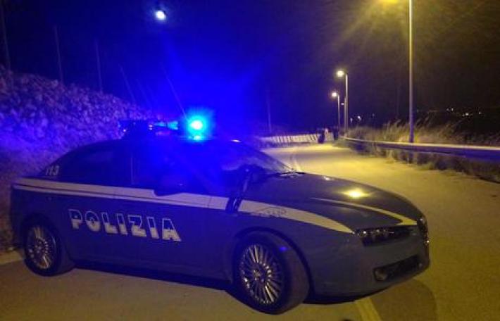 Aggredisce con una mannaia la moglie amputandole il polso e due dita  poi il figlio davanti alla figlia, arrestato