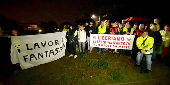 Enza e via Mantova: protesta dei cittadini ormai esasperati